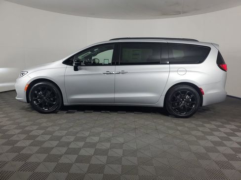 New 2026 Chrysler Pacifica Limited image 7