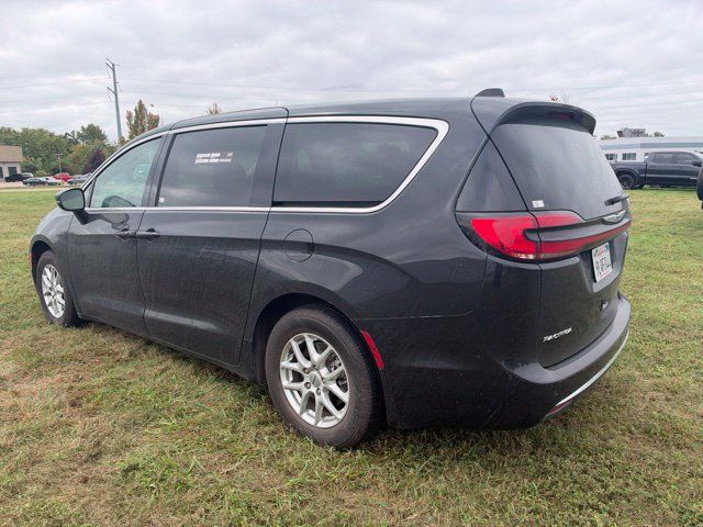 Used 2024 Chrysler Pacifica Touring-L FWD image 5