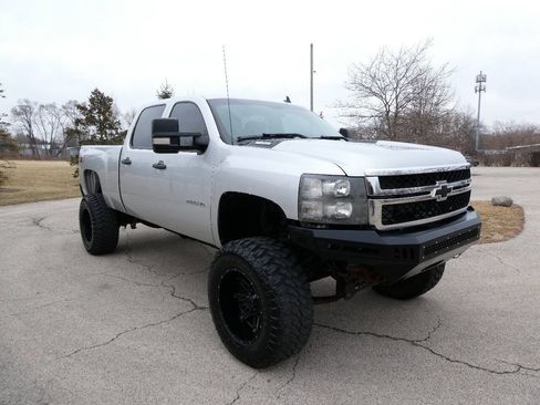 Used 2011 Chevrolet Silverado 2500 LT w/ Interior Plus Package AWD/4WD image 3