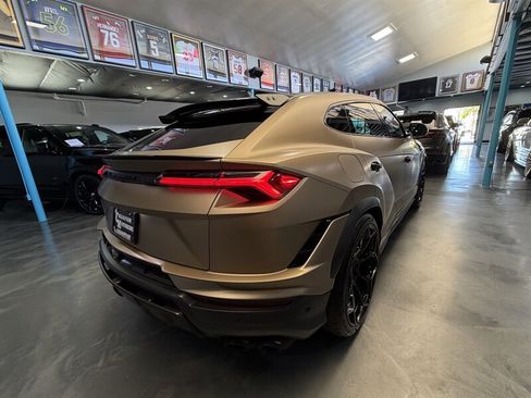 Used 2024 Lamborghini Urus Performante AWD/4WD image 6