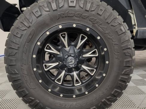 Used 2017 Jeep Wrangler Unlimited Rubicon w/ Connectivity Group image 23