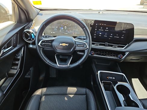 Used 2025 Chevrolet Equinox LT w/ Convenience Package II FWD image 8