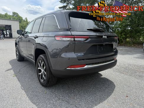 Used 2025 Jeep Grand Cherokee Limited AWD/4WD image 5