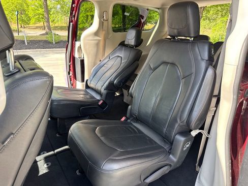 Used 2020 Chrysler Pacifica Touring-L Plus w/ Tire & Wheel Group FWD image 31