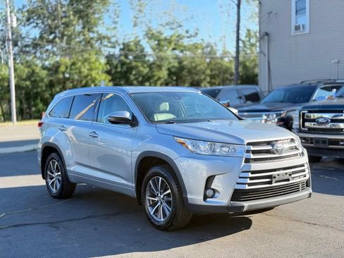 Used 2017 Toyota Highlander XLE w/ Carpet Mat Package AWD/4WD image 5