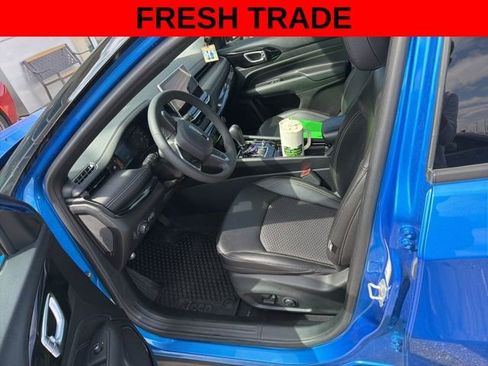 Used 2024 Jeep Compass Latitude w/ Convenience Group AWD/4WD image 9