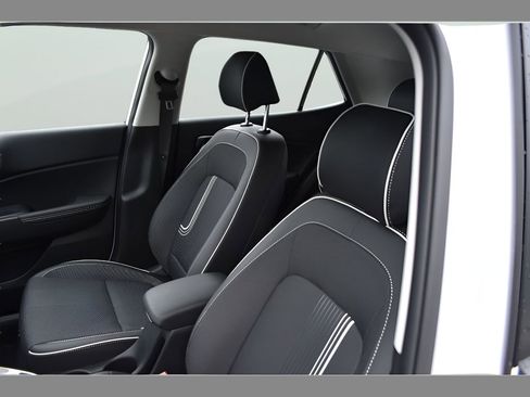 Used 2025 Hyundai Venue Limited FWD image 29