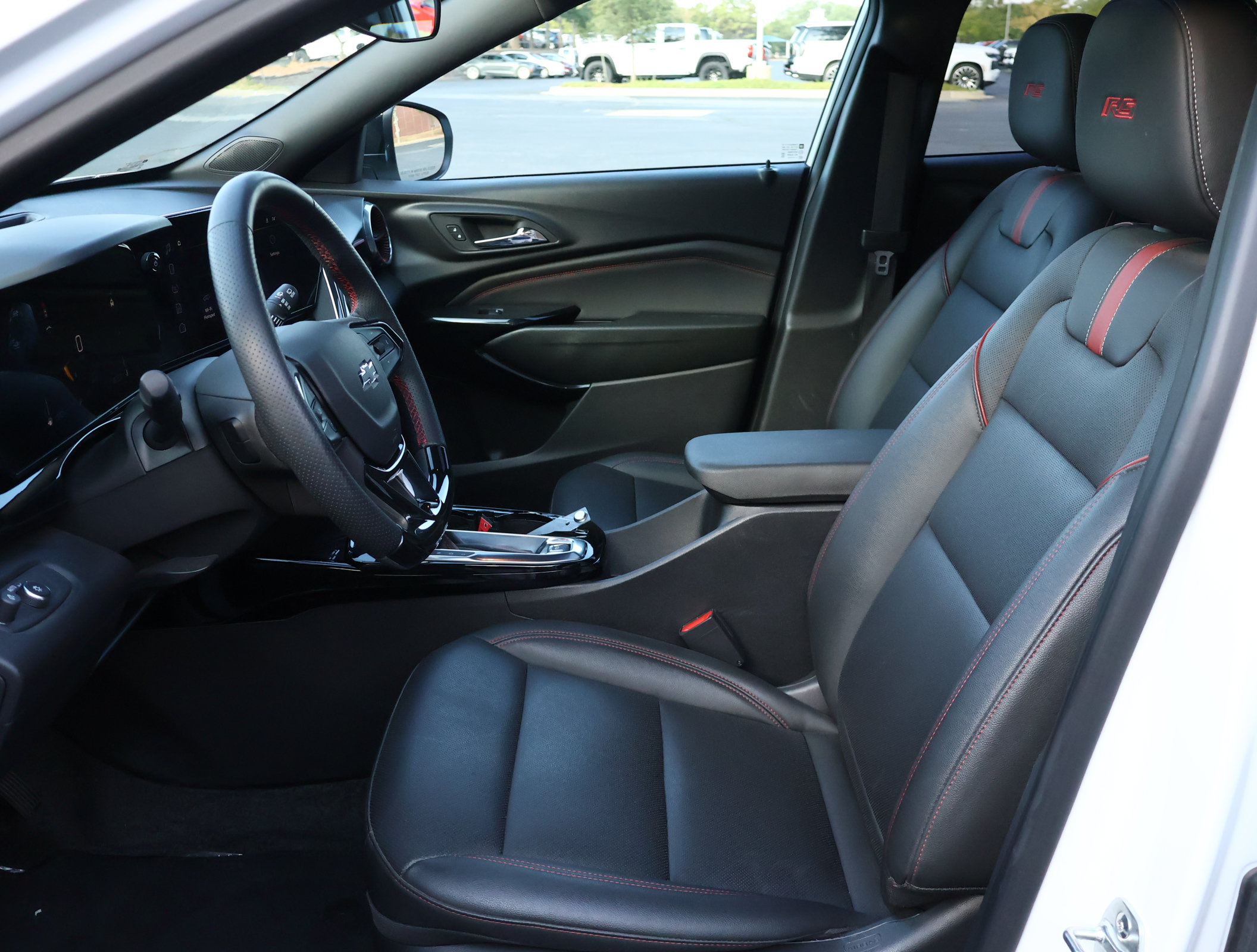 Used 2025 Chevrolet Trax RS w/ Sunroof Package FWD image 11