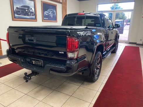 Used 2019 Toyota Tacoma TRD Sport image 3