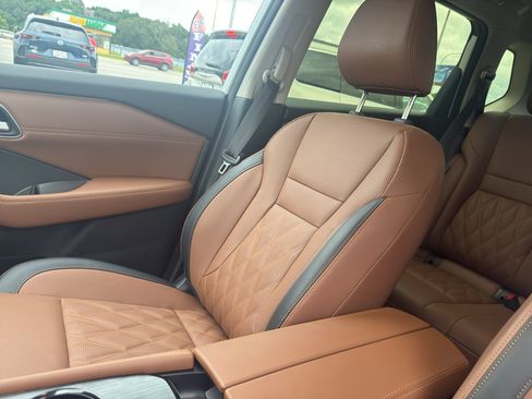 Used 2025 Nissan Rogue Platinum FWD image 21
