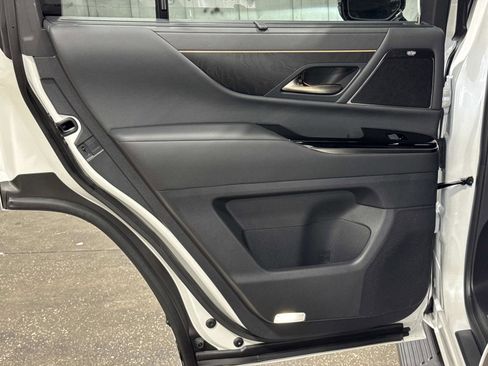 Certified 2025 Lexus LX 700h Luxury image 13