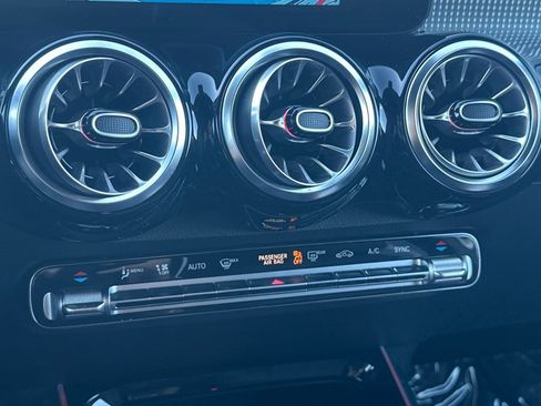 Used 2022 Mercedes-Benz GLB 250 4MATIC image 19