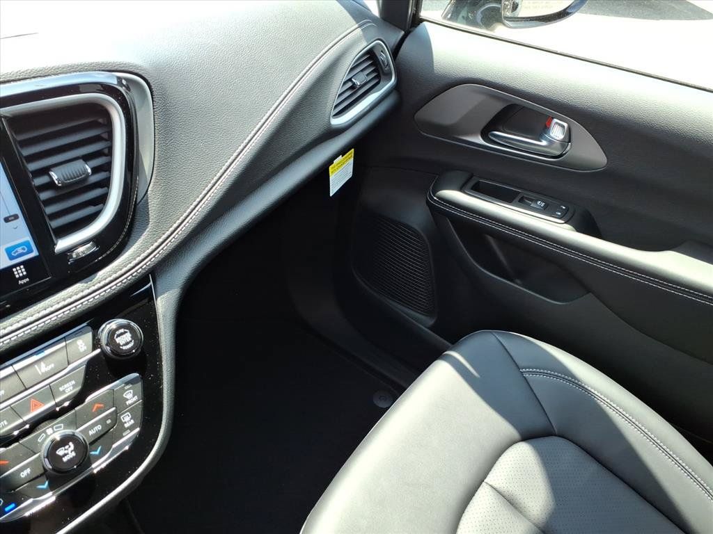 New 2027 Chrysler Pacifica Select FWD image 34