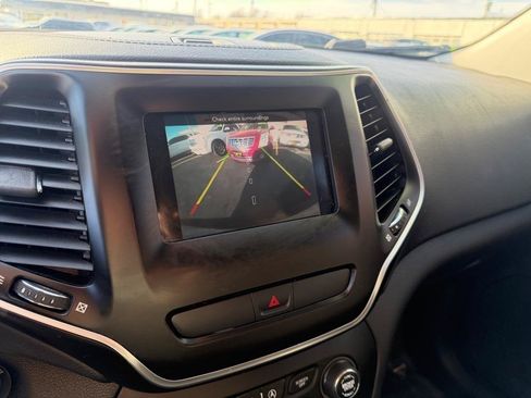 Used 2019 Jeep Cherokee Latitude w/ Popular Appearance Group FWD image 27