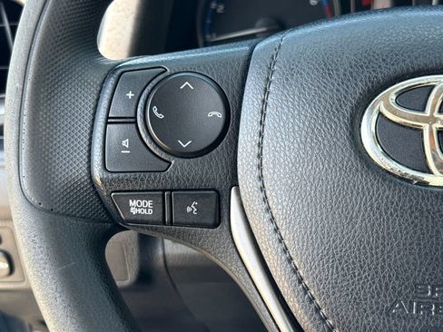 Used 2018 Toyota RAV4 LE FWD image 12