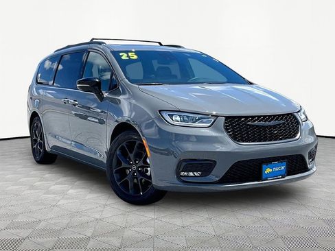 Used 2025 Chrysler Pacifica Limited FWD image 1