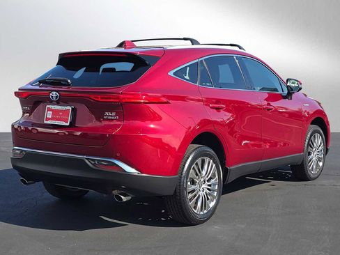 Used 2021 Toyota Venza XLE image 3