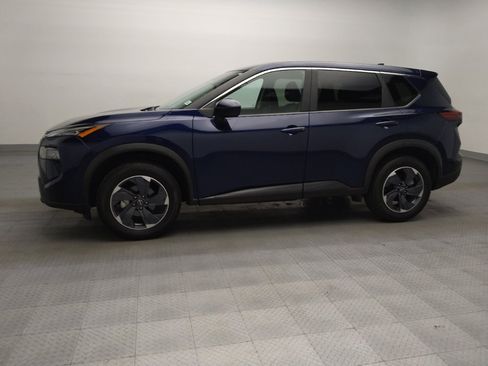 Used 2024 Nissan Rogue SV image 2