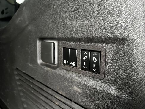 Used 2023 GMC Yukon XL SLT image 6