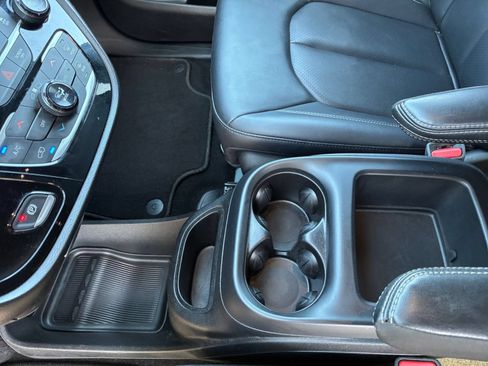 Used 2025 Chrysler Pacifica Select FWD image 38