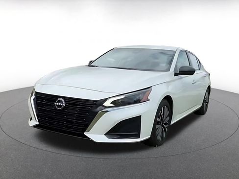 Used 2025 Nissan Altima 2.5 SV FWD image 4