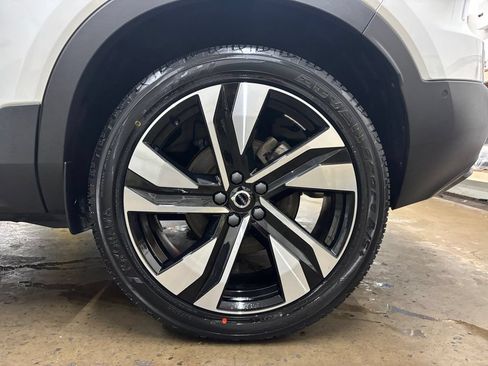 Certified 2024 Volvo XC40 B5 Plus w/ Climate Package AWD/4WD image 32