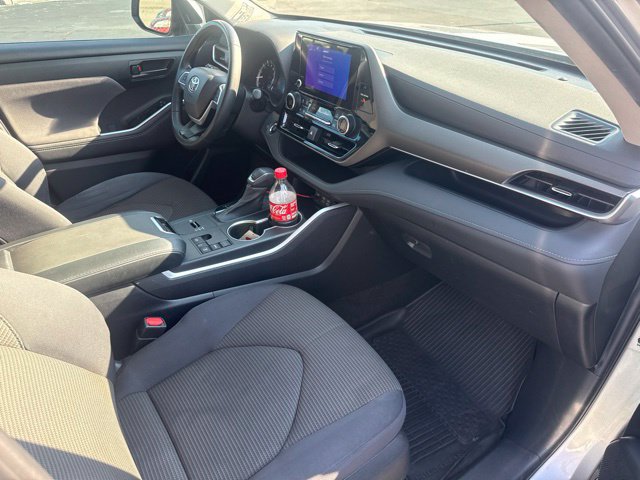 Used 2023 Toyota Highlander LE FWD image 16