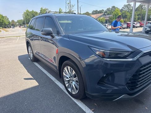Used 2025 Toyota Grand Highlander AWD image 3