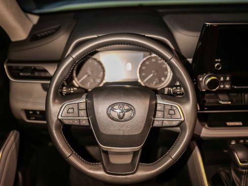 Certified 2023 Toyota Highlander XLE image 28