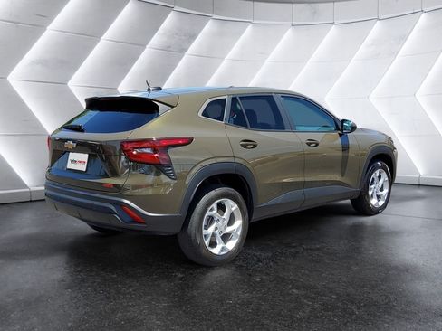 Used 2024 Chevrolet Trax LS w/ LS Convenience Package FWD image 4