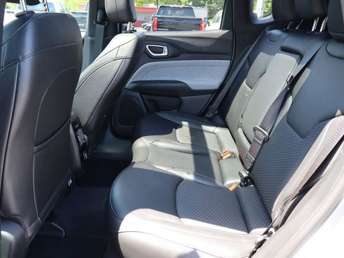 Used 2024 Jeep Compass Latitude w/ Sun and Sound Group AWD/4WD image 25