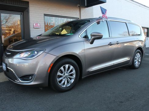 Used 2018 Chrysler Pacifica Touring-L image 1