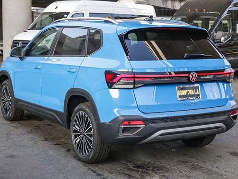 New 2025 Volkswagen Taos SE w/ Panoramic Sunroof Package image 7
