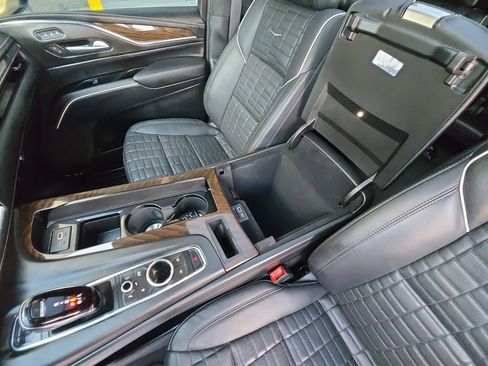 Used 2024 Cadillac Escalade ESV Sport Platinum w/ LPO, ONYX Package AWD/4WD image 33