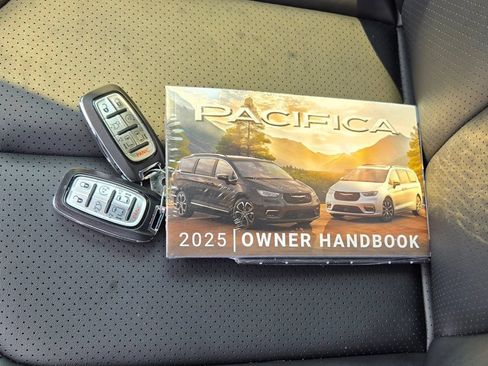 Used 2025 Chrysler Pacifica Select AWD/4WD image 11