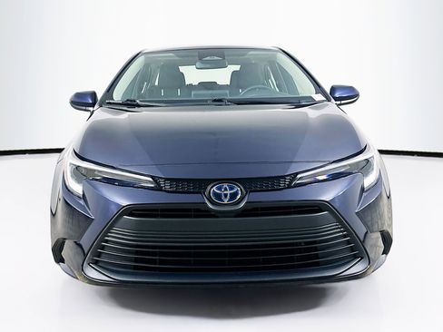 Used 2023 Toyota Corolla LE FWD image 2