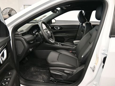 New 2026 Jeep Compass Latitude image 11