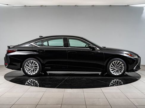 Certified 2020 Lexus ES 300h Ultra Luxury w/ Accessory Package FWD image 11