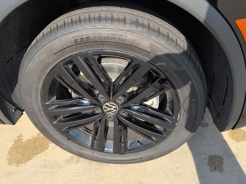 Used 2022 Volkswagen Tiguan SE R-Line image 13