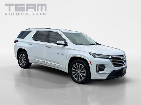 Used 2023 Chevrolet Traverse Premier FWD image 1