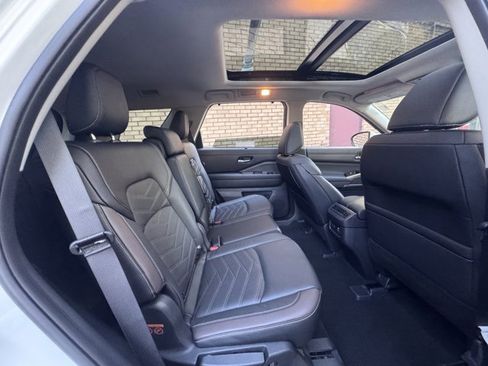 Used 2024 Nissan Pathfinder Platinum w/ Cargo Package image 14