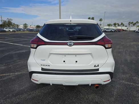 Used 2021 Nissan Kicks S image 4