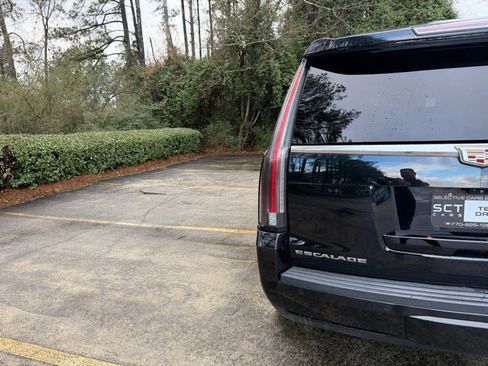 Used 2017 Cadillac Escalade Premium Luxury image 8