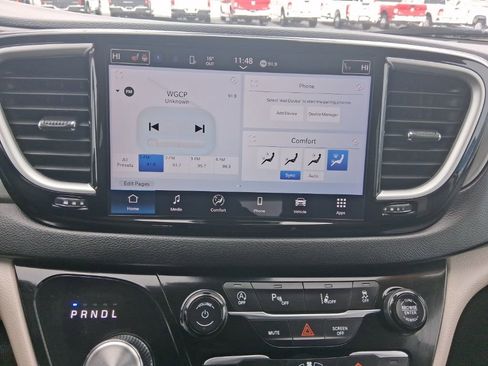 Used 2024 Chrysler Pacifica Touring-L image 27