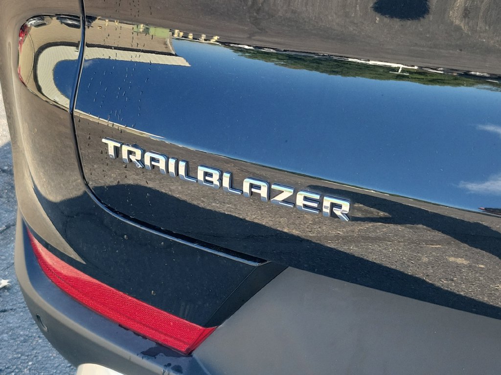 Used 2022 Chevrolet TrailBlazer LT w/ Convenience Package FWD image 9