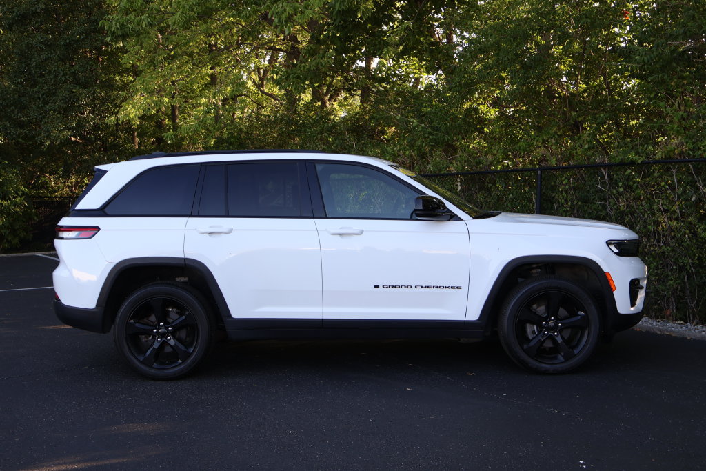 Used 2023 Jeep Grand Cherokee Altitude AWD/4WD image 11