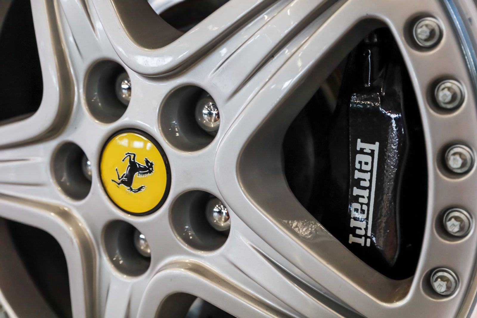 Used 2000 Ferrari 550 Maranello Coupe RWD image 18