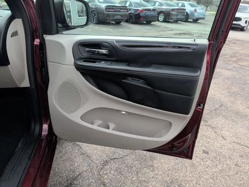 Used 2018 Dodge Grand Caravan SXT image 16