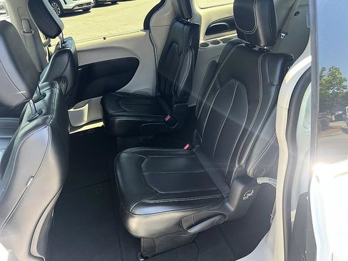 Used 2023 Chrysler Pacifica Touring-L FWD image 14