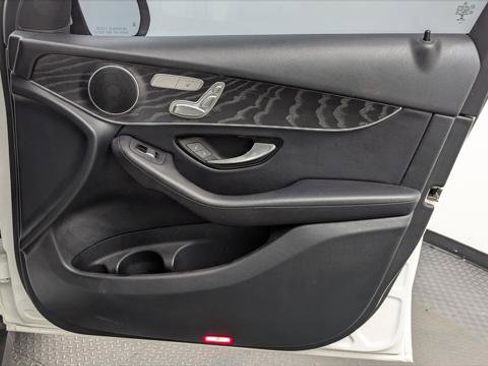 Used 2018 Mercedes-Benz GLC 300 4MATIC w/ Premium Package image 23